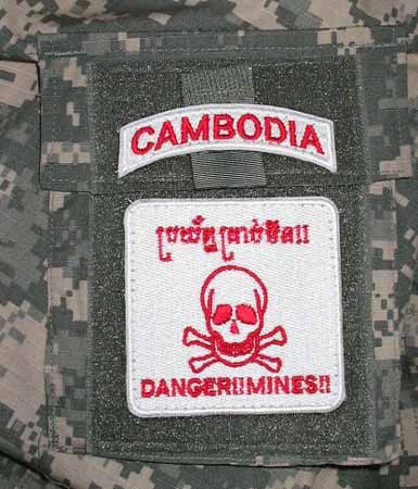 Danger! Mines! - Камбоджа, AR146 - вышитый знак Danger! Mines! - Камбоджа, AR146 на униформе