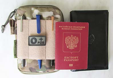 Подсумок-кошелек Field wallet, D21018 - Полевой кошелек D21018 в сравнении с Паспортом РФ и кожаным аналогом